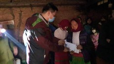 Chính quyền địa phương đến động viên, chia buồn các gia đình gặp nạn. 