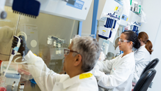 Moderna chỉ mất 42 ngày để tạo lô vaccine Covid-19 đầu tiên cho thử nghiệm vào tháng 4. - Ảnh: Business Insider.