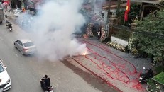 Bánh pháo dài 50 mét được đốt ngay cạnh đường lớn để ăn mừng đám cưới.