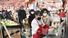 Người dân mua sắm tại một siêu thị ở Trùng Khánh, Trung Quốc ngày 5/2/2020. - Ảnh: THX/TTXVN