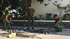 Lực lượng chức năng tiêu hủy súng tự chế. - Ảnh: TTXVN