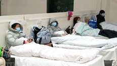 Bệnh nhân nhiễm COVID-19 được điều trị tại bệnh viện dã chiến ở Vũ Hán, tỉnh Hồ Bắc, Trung Quốc, ngày 5/2/2020. (Ảnh: THX/TTXVN)