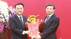 Bí thư Tỉnh ủy Quảng Ninh Nguyễn Xuân Ký trao quyết định và chúc mừng đồng chí Nguyễn Đức Thành.