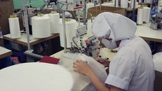 Doanh nghiệp sản xuất khẩu trang y tế Danameco gặp khó khăn về nguồn nguyên liệu, song phải tự xoay xở