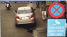 Một trường hợp dừng, đỗ phía sau bảng cấm dừng, đỗ và có khuyến cáo camera ghi hình xử phạt. - Ảnh: Giao thông