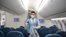 Tiếp viên của hãng Vietnam Airlines phục vụ hành khách trên một chuyến bay. (Ảnh minh họa)