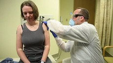 Người đầu tiên tình nguyện thử nghiệm vắc-xin Covid-19 tại Mỹ