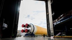 Tên lửa SLS tại cơ sở lắp ráp Michoud hôm 6/1/2020. - Ảnh: NASA