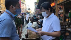 Vận động đóng cửa quán bar ở phố Bùi Viện, quận 1. - Ảnh: Tuổi Trẻ