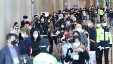 Hành khách đến từ Frankfurt, Đức, tại sân bay quốc tế Incheon, Hàn Quốc ngày 24/3/2020, chờ xe buýt để tới khu vực cách ly trong bối cảnh dịch COVID-19 lan rộng. (Nguồn: THX/ TTXVN)