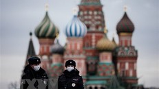 Cảnh sát Nga tuần tra trên Quảng trường Đỏ ở Moskva, ngày 30/3/2020. (Nguồn: AFP/TTXVN)