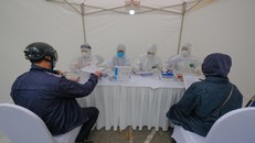 Hà Nội tổ chức xét nghiệm nhanh COVID-19 tại một số phường quanh Bệnh viện Bạch Mai - Ảnh: Tuổi Trẻ