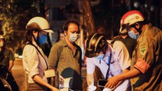 Người dân TP.HCM bị phạt vì không đeo khẩu trang khi ngồi trước cửa nhà