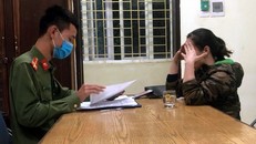 Công an làm việc với người phụ nữ tung tin sai sự thật trên mạng xã hội.