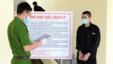 Công an TX.Ba Đồn đọc lệnh bắt Cường tại khu cách ly tập trung. - Ảnh: Thanh Niên