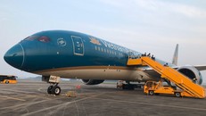 Chuyến bay từ Anh hạ cánh xuống sân bay Vân Đồn lúc 5h30