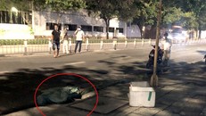 Chiếc bao tải chứa thi thể ông Cường được phát hiện. - Ảnh: Zing.vn