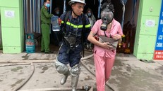 Công an giải cứu người mắc kẹt phía trong nhà nghỉ. - Ảnh: Zing.vn