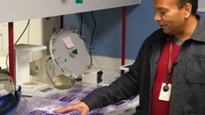 Giáo sư Chandra giới thiệu các hợp chất hứa hẹn trong điều trị COVID-19. - Ảnh: Phys.org.