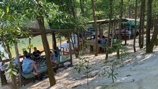 Từng tốp khách thoải mái ngồi ăn nhậu. - Ảnh: Dân Trí