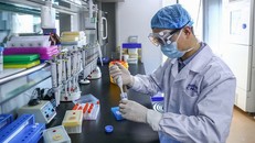 Nhà nghiên cứu kiểm tra mẫu thử vaccine bất hoạt ngừa Covid-19 ở nhà máy sản xuất vaccine của Sinopharm tại Bắc Kinh. - Ảnh: Xinhua.