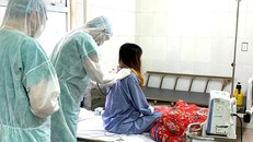 Bác sĩ kiểm tra sức khoẻ cho bệnh nhân 52. - Ảnh: Vietnamnet