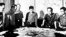 Đại tướng Võ Nguyên Giáp và Quân ủy Trung ương duyệt phương án tác chiến Chiến dịch Hồ Chí Minh. - Ảnh: TTXVN