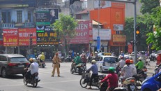 Bộ GTVT đề xuất cấm vượt đèn xanh khi nút giao ùn tắc