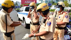 CSGT tổng kiểm soát phương tiện giao thông trên toàn quốc. - Ảnh: Vietnamnet