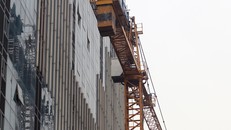 Việc lắp đặt cẩu tháp phục vụ phá dỡ giai đoạn 2 đã hoàn thành. Ảnh: Vnexpress