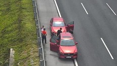 Hai xe ô tô ngang nhiên dừng đỗ trên cao tốc Hà Nội - Hải Phòng.