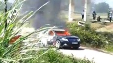 Chiếc xe chở đoàn cán bộ Sở Xây dựng Thanh Hóa bốc cháy dữ dội chiều 14/5