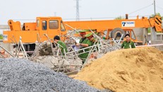 Cảnh sát khám nghiệm hiện trường vụ sập tường ở Đồng Nai làm 10 người chết. - Ảnh: Zing.vn