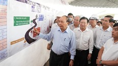Thủ tướng Nguyễn Xuân Phúc kiểm tra tiến độ thi công tuyến cao tốc Trung Lương – Mỹ Thuận, công trình có chiều dài 51,1 km, tổng vốn đầu tư 12.668 tỷ đồng, ngày 8/3 tại Tiền Giang. - Ảnh: VGP