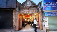 Đoàn liên ngành của TP.HCM đến kiểm tra quán bar Bvddha. - Ảnh: Đình Nguyên/HMC.