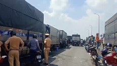 Các phương tiện dính chùm giữa đường.