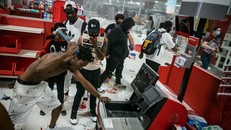 Người biểu tình tàn phá Apple Store và nhiều cửa hàng Mỹ