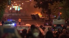 Người biểu tình đốt phá, đụng độ dữ dội cảnh sát gần Nhà Trắng