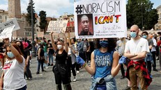 Người biểu tình giơ cao khẩu hiệu phản đối nạn phân biệt chủng tộc tại Rome, Italy. (Nguồn: Reuters)