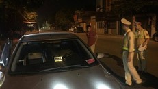 Tài xế không hợp tác với CSGT. - Ảnh: H.D.