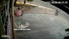 Rùng mình cảnh bé gái bị điện giật, hai người lớn trước mặt nhưng không hề biết