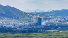 Khói bốc từ khu công nghiệp chung Kaesong. (Ảnh: NK News)