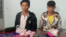 Hai đối tượng Giàng A Bông và Thào A Ly cùng tang vật. (Ảnh: Nguyễn Cường/TTXVN)