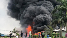 Cuộn khói đen kịt bốc lên từ vụ cháy nhà kho hóa chất ở Đức Giang. - Ảnh: Người Lao Động