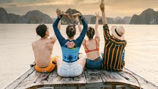 Chẳng cần đi Âu đi Á, 'vịnh biển đẹp nhất thế giới' đang chờ bạn khám phá ngay mùa hè này