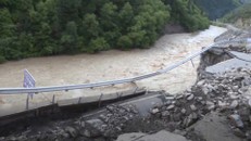 Mưa lũ làm sập đường cao tốc tại Trung Quốc