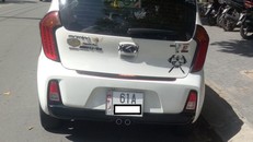 Nhiều xe ô tô ở Bình Dương gắn biển số kèm bản đồ không thể hiện Hoàng Sa và Trường Sa. - Ảnh: Tiền Phong