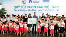 Bà Phan Minh Nguyệt, Phó Giám đốc Sở Lao động Thương binh và Xã hội Thừa Thiên Huế đại diện nhận bảng trao tặng sữa của Quỹ sữa Vươn cao Việt Nam và Vinamilk