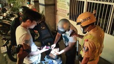 Tổ công tác Công an quận Bình Thạnh tuần tra phòng chống tội phạm vào khuya 16/7. - Ảnh: Dân Trí