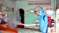 Cơ quan chức năng phun khử trùng khu vực dân cư sau khi có ca dương tính với bạch hầu. - Ảnh: Zing.vn